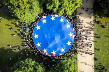 欧盟拟扩大全球碳边境税范围,家电与汽车零部件将纳入并设补贴机制,2028年开征,防碳泄漏护本土产业 欧盟拟扩大全球碳边境税范围,家电与汽车零部件将纳入并设补贴机制,2028年开征,防碳泄漏护本土产业